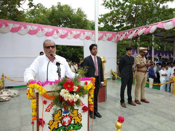 ರಾಯಚೂರಿನಲ್ಲಿ ಸಚಿವ ನಾಡಗೌಡರಿಂದ ಧ್ವಜಾರೋಹಣ ರಾಯಚೂರಿನಲ್ಲಿ ಸಚಿವ ನಾಡಗೌಡರಿಂದ ಧ್ವಜಾರೋಹಣ