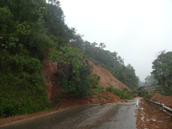 ಕಾಲೂರಲ್ಲಿ ಮನೆ ಮಾತ್ರವಲ್ಲ ತೋಟಗಳೇ ಕುಸಿಯುತ್ತಿವೆ