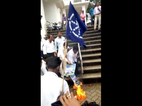 Protesters Burns Bhagwa flag in Belthangady 