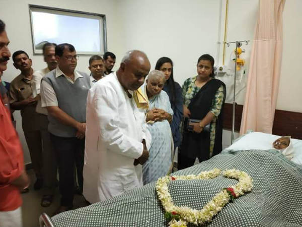 JDS leader YSV Dattas wife passes away in Shankara cancer hospital