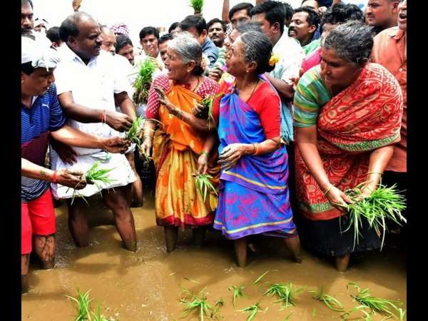 ಮುಖ್ಯಮಂತ್ರಿ ಹೀಗೆ ಜನರ ಮಧ್ಯೆ ಬೆರೆಯಬೇಕಲ್ಲವೆ?