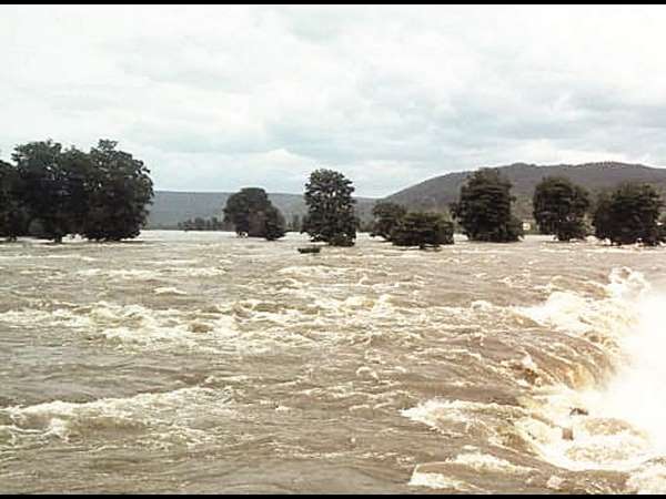 ಕರ್ನಾಟಕ-ತಮಿಳುನಾಡಿಗೆ ಸೇರಿದ ಹೊಗೇನಕಲ್