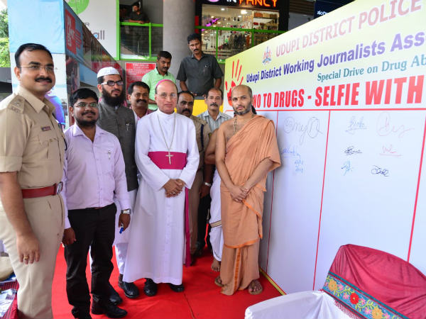 Sri Ishpriya Tirtha Swamiji create awareness about drug abuse 