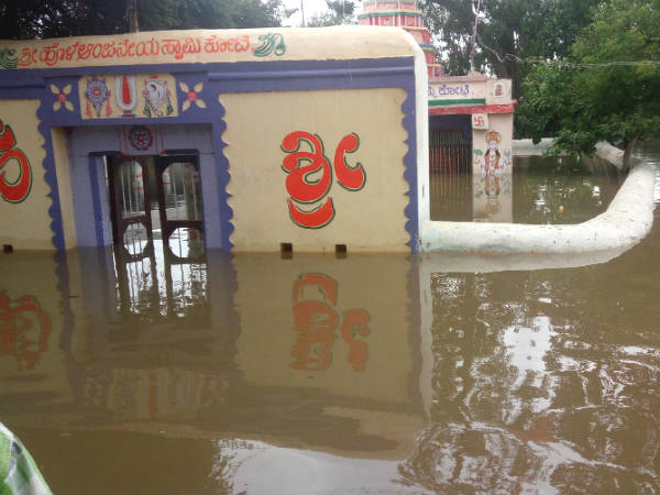Kampli - Gangavathi Bridge submerged in Tunga Bhadra water