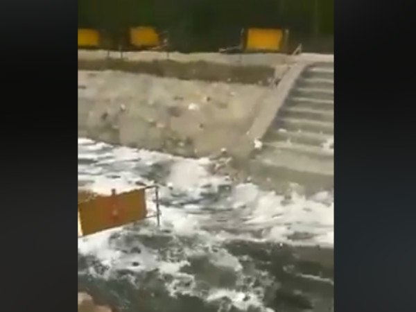 KC Valley water so much polluted that even people fear to touch it 