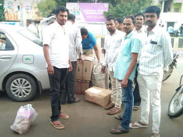 ಕೊಡವ ಸಮಾಜದ ಕಚೇರಿಗೆ ಹರಿದುಬರುತ್ತಿರುವ ಸಾಮಗ್ರಿಗಳು ಕೊಡವ ಸಮಾಜದ ಕಚೇರಿಗೆ ಹರಿದುಬರುತ್ತಿರುವ ಸಾಮಗ್ರಿಗಳು