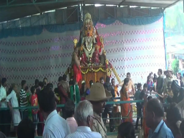  ಕೋಳಿ ಬಲಿ ನೀಡುವ ಸಂಪ್ರದಾಯ 