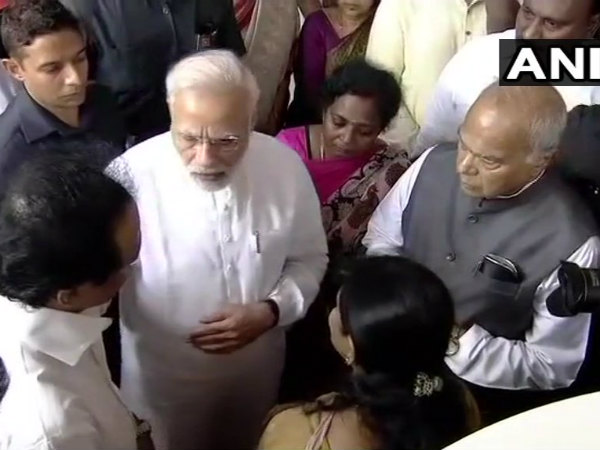 Narendra Modi pay his last respects to Karunanidhi 