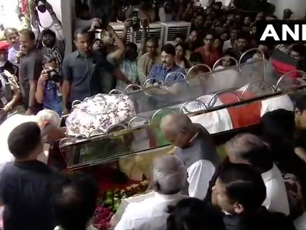 Narendra Modi pay his last respects to Karunanidhi 