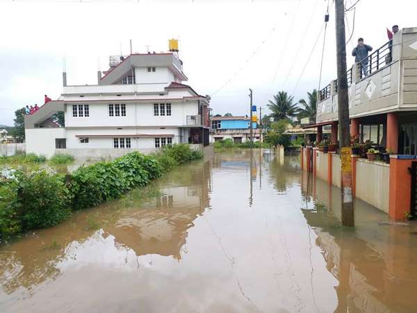 ನಿರಾಶ್ರಿತರಿಗೆ ಸರ್ಕಾರಿ ಶಾಲೆಯಲ್ಲಿ ಆಶ್ರಯ