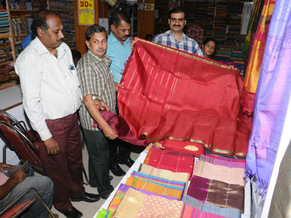 ರಿಯಾಯ್ತಿಯಲ್ಲಿ ದೊರೆಯುತ್ತಿರುವುದು ಜರಿಯಲ್ಲ ಪ್ರಿಂಟೆಡ್‌ ರೇಷ್ಮೆ ಸೀರೆ