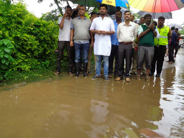ಸಹಾಯಹಸ್ತ ಚಾಚಿರುವ ಜನ