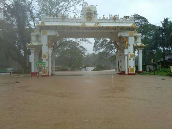 ಉಕ್ಕಿ ಹರಿಯುತ್ತಿವೆ ನದಿಗಳು 