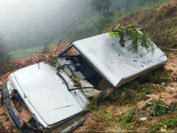  ಮನೆಯ ಮೇಲೆ ಉರುಳಿ ಬಿದ್ದ ಕಲ್ಲುಬಂಡೆ