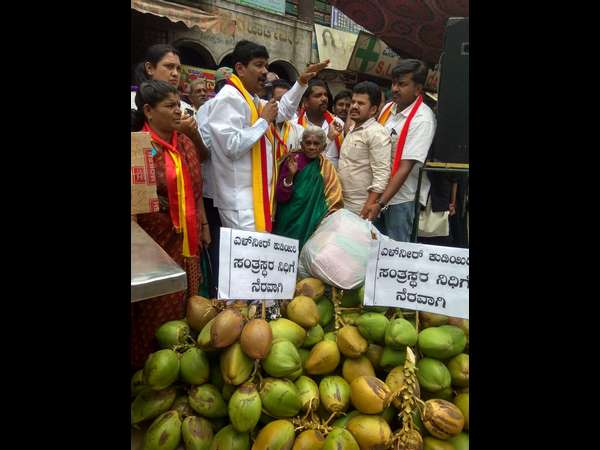 Saalumarada Thimmakka has collected donations to kodagu flood victims Saalumarada Thimmakka has collected donations to kodagu flood victims