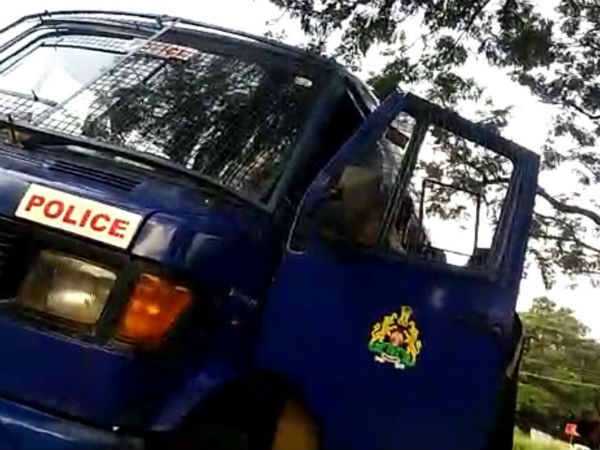 Police helped Notorious criminal to meet their family members on the way back to Jail Police helped Notorious criminal to meet their family members on the way back to Jail