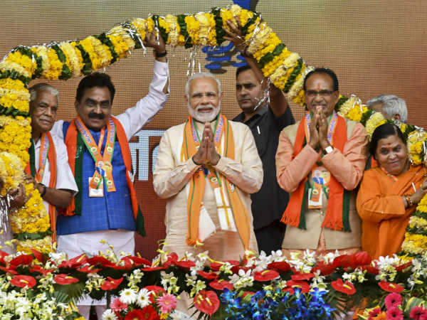 ಕೆಸರು ಎರಚಿದಷ್ಟೂ ಕಮಲ ಅರಳಿತು