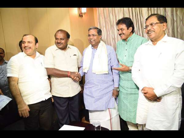 ಸಭೆ ನಂತರ ಕೈ-ಕೈ ಕುಲುಕಿಕೊಂಡ ನಾಯಕರು