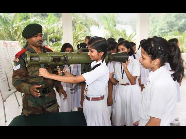 ಯೋಧರ ಆಯುಧ ವಿದ್ಯಾರ್ಥಿಗಳ ಕೈಲಿ! ಯೋಧರ ಆಯುಧ ವಿದ್ಯಾರ್ಥಿಗಳ ಕೈಲಿ!