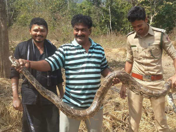 ವಿದ್ಯಾರ್ಥಿಗಳಿಗೆ ವಿವರಿಸಿದರು