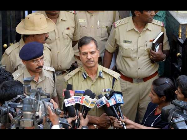 ಅಲೋಕ್ ಕುಮಾರ್ ವರ್ಗಾವಣೆಯಾದಾಗ ಸಾರ್ವಜನಿಕರಿಂದ ಭಾರೀ ಪ್ರತಿಭಟನೆ ಅಲೋಕ್ ಕುಮಾರ್ ವರ್ಗಾವಣೆಯಾದಾಗ ಸಾರ್ವಜನಿಕರಿಂದ ಭಾರೀ ಪ್ರತಿಭಟನೆ