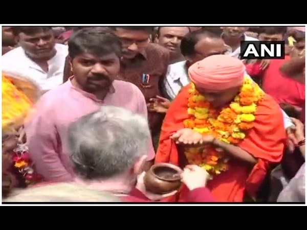 Darga bomb blast case convict get grand welcome from Hindu outfits