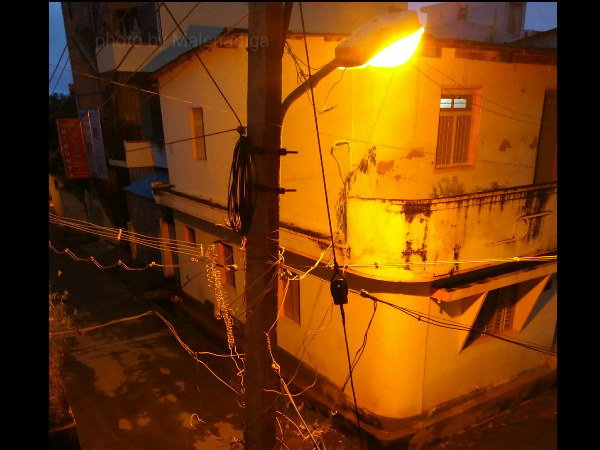 ಮಳೆ ಬಿದ್ದಾಗ ಬೀದಿ ದೀಪ ಬೆಚ್ಚಗೆ ಮಲಗುತ್ತಿತ್ತು