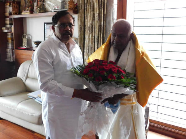 ಯಾರೂ ಪಕ್ಷ ಬಿಡುವುಡಿಲ್ಲ