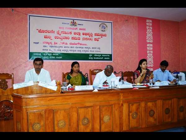 ಜಿಲ್ಲಾ ಅಭಿವೃದ್ಧಿ ಸಭೆಯಲ್ಲಿ ಅಧಿಕಾರಿಗಳಿಗೆ ದೇವೇಗೌಡರಿಂದ ಎಚ್ಚರಿಕೆ