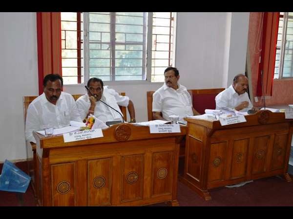 ಜಿಲ್ಲಾ ಅಭಿವೃದ್ಧಿ ಸಭೆಯಲ್ಲಿ ಅಧಿಕಾರಿಗಳಿಗೆ ದೇವೇಗೌಡರಿಂದ ಎಚ್ಚರಿಕೆ