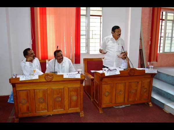 ಜಿಲ್ಲಾ ಅಭಿವೃದ್ಧಿ ಸಭೆಯಲ್ಲಿ ಅಧಿಕಾರಿಗಳಿಗೆ ದೇವೇಗೌಡರಿಂದ ಎಚ್ಚರಿಕೆ