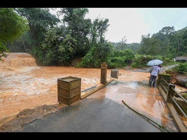 ತಂಡ ಕಟ್ಟಿಕೊಂಡು ಪರಿಹಾರ ಕಾರ್ಯಾಚರಣೆ