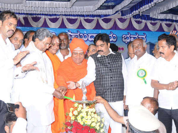 Siddaramaiah and H Vishwanath did not talk to each other 