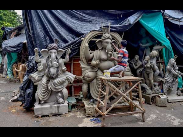 ಒಂದು ಕೈಯಲ್ಲಿ ಕೊಡಲಿ: