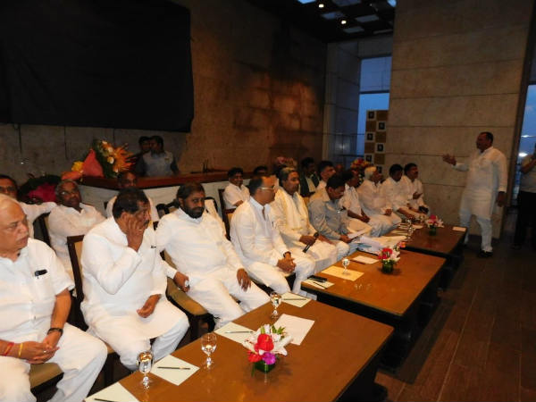 ಕೊನೆಯ ಸಾಲಿನಲ್ಲಿ ಕೂತಿದ್ದ ರಮೇಶ್ ಜಾರಕಿಹೊಳಿ