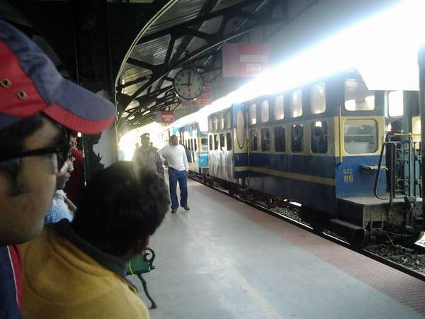 ಎರಡು ನಿಲ್ದಾಣದಲ್ಲಿ ದಂಪತಿಗೆ ಸ್ವಾಗತ