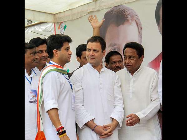 ವೇದಿಕೆಯೇರಿದ್ದ ದಿಗ್ವಿಜಯ್ ಸಿಂಗ್