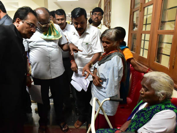 ಕಾಲಿಗೆ ಬೀಳುವುದನ್ನು ತಡೆದರು 