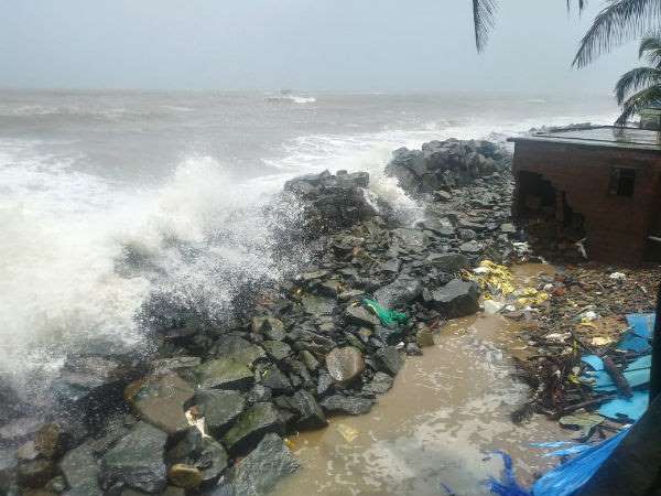 Raining with heavy thunder lightning in Mangaluru