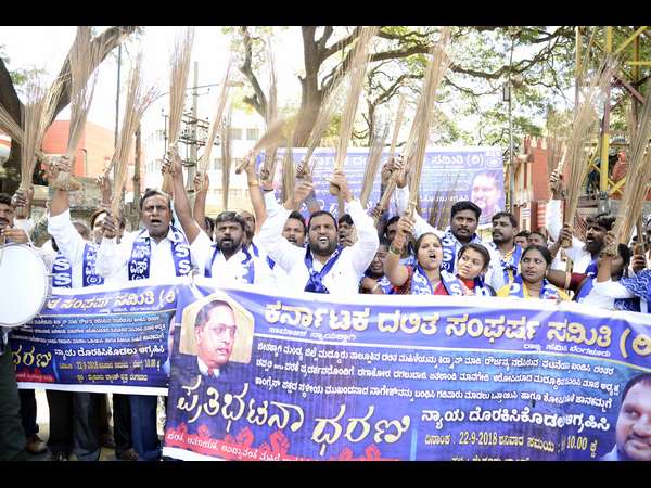 Karnataka Dalit Sangharsha samiti protest against Mandya bonded labourer case 