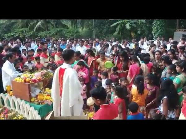 ಒಟ್ಟಾಗಿ ಕುಳಿತು ಊಟ ಮಾಡ್ತಾರೆ 