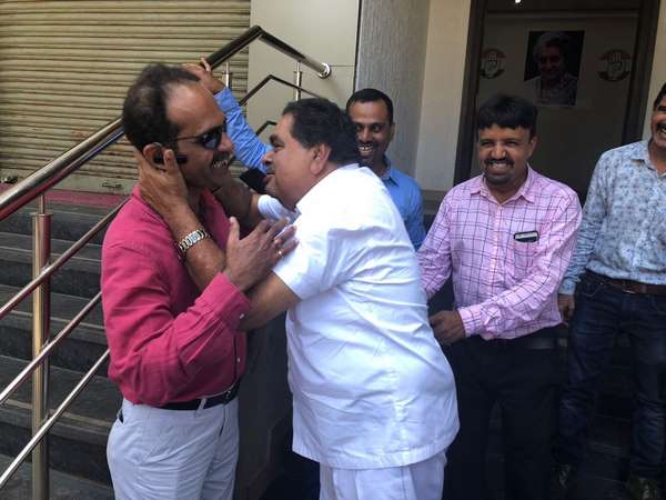 Ramanath Rai Hugged Journalist for support Bharth Bandh 