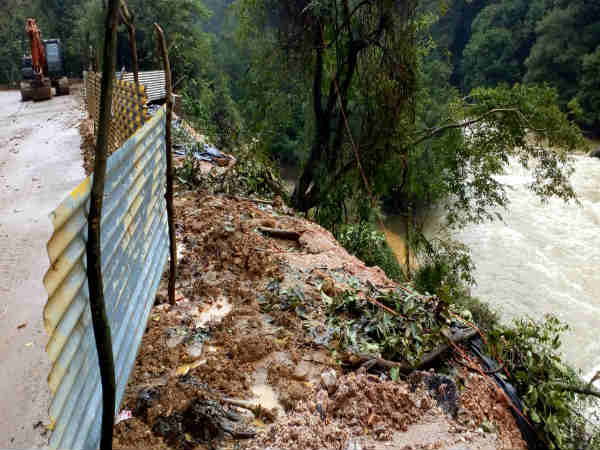 ಚರಂಡಿ ವ್ಯವಸ್ಥೆಯೊಂದಿಗೆ ರಸ್ತೆ ನಿರ್ಮಿಸುವುದು 