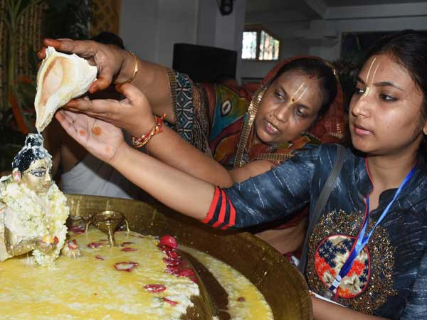 ಗುವಹಾಟಿಯಲ್ಲಿ ಕೃಷ್ಣನಿಗೆ ಅಭಿಷೇಕ
