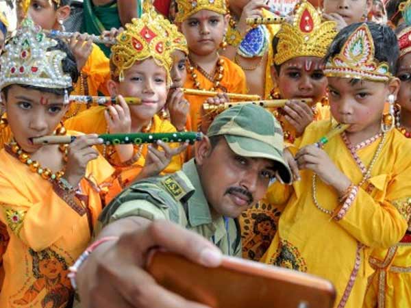 ಆಮೃತಸರ್ ನಲ್ಲಿ ಬಾಲ ಕೃಷ್ಣರ ಜತೆ ಯೋಧ