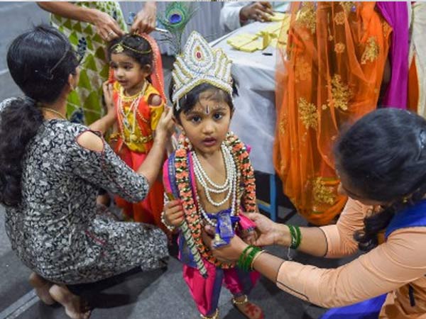 ಕೃಷ್ಣರನ್ನು ಸಿದ್ಧಪಡಿಸುತ್ತಿರುವ ಅಮ್ಮಂದಿರು