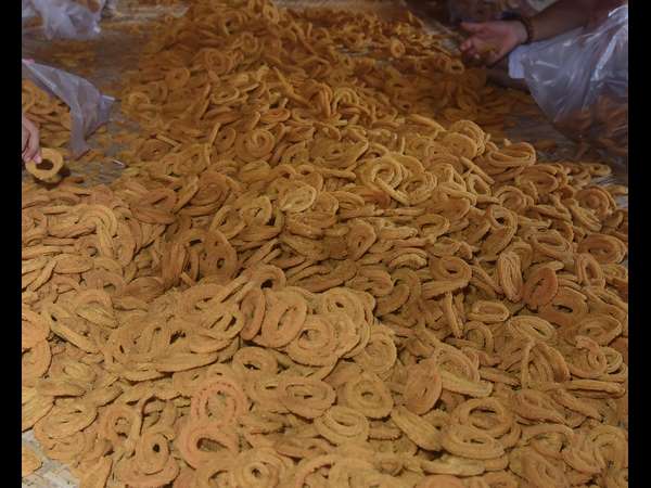 ಒಂದು ಲಕ್ಷದಷ್ಟು ಚಕ್ಕುಲಿ-ಉಂಡೆ ತಯಾರಿ