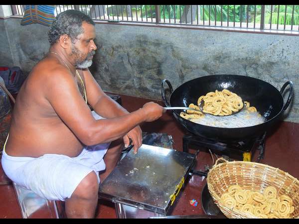 50ಕ್ಕೂ ಹೆಚ್ಚು ನುರಿತ ಬಾಣಸಿಗರಿಂದ ಹಗಲಿರುಳೂ ಶ್ರಮ