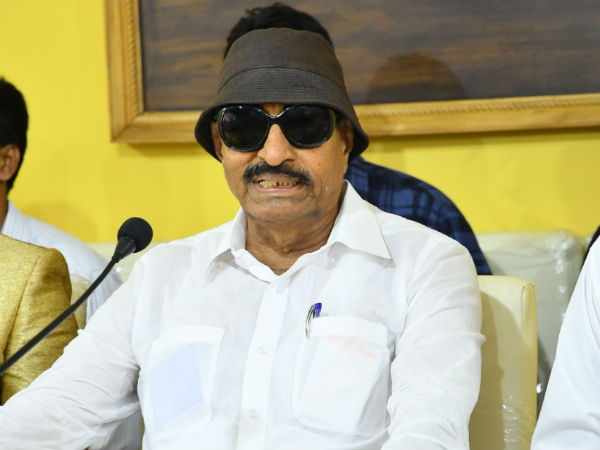  ಕಣ್ಣೀರಿನಲ್ಲಿ ಕೈತೊಳೆಯುತ್ತಿದ್ದಾರೆ