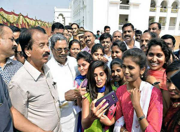 ಸೆಲ್ಫಿಗಾಗಿ ಸಿದ್ದು ಮೇಲೆ ಮಹಿಳೆಯರ ಮುತ್ತಿಗೆ